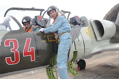 Trung sĩ học viên Lương Nguyễn Hữu Phước (người ngồi) và Đại úy Tô Anh Tuấn, Biên đội trưởng, chuẩn bị vào ban bay.